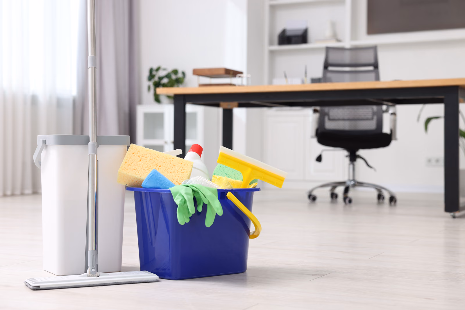 Limpieza de oficinas en Parla Cubo con esponjas, guantes y productos de limpieza en una oficina