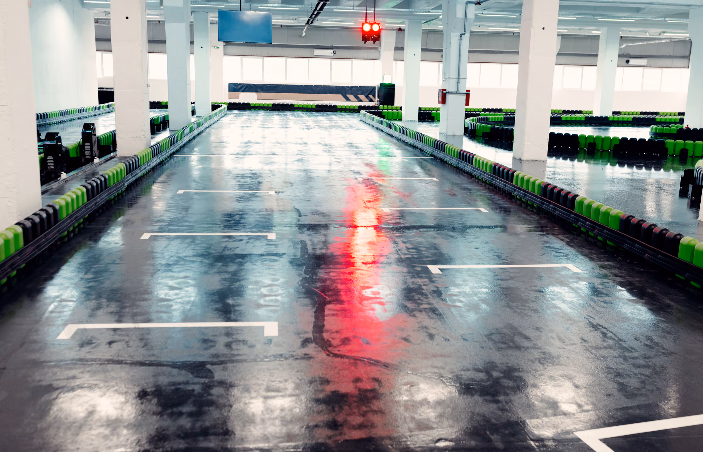 Limpieza de parkings y aparcamientos: planta cubierta con el suelo mojado y las plazas marcadas