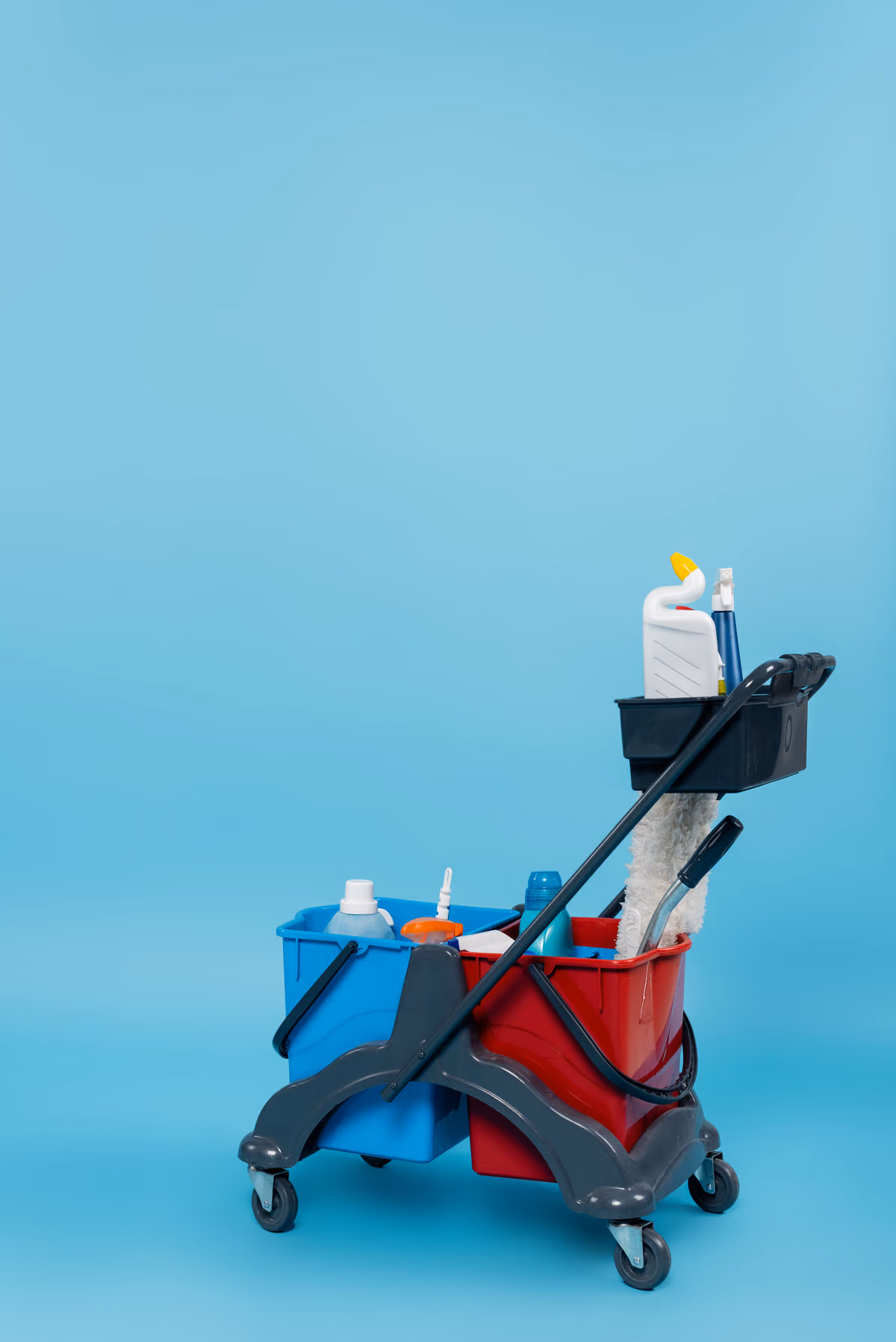 Carro de limpieza con cubos, fregona y productos